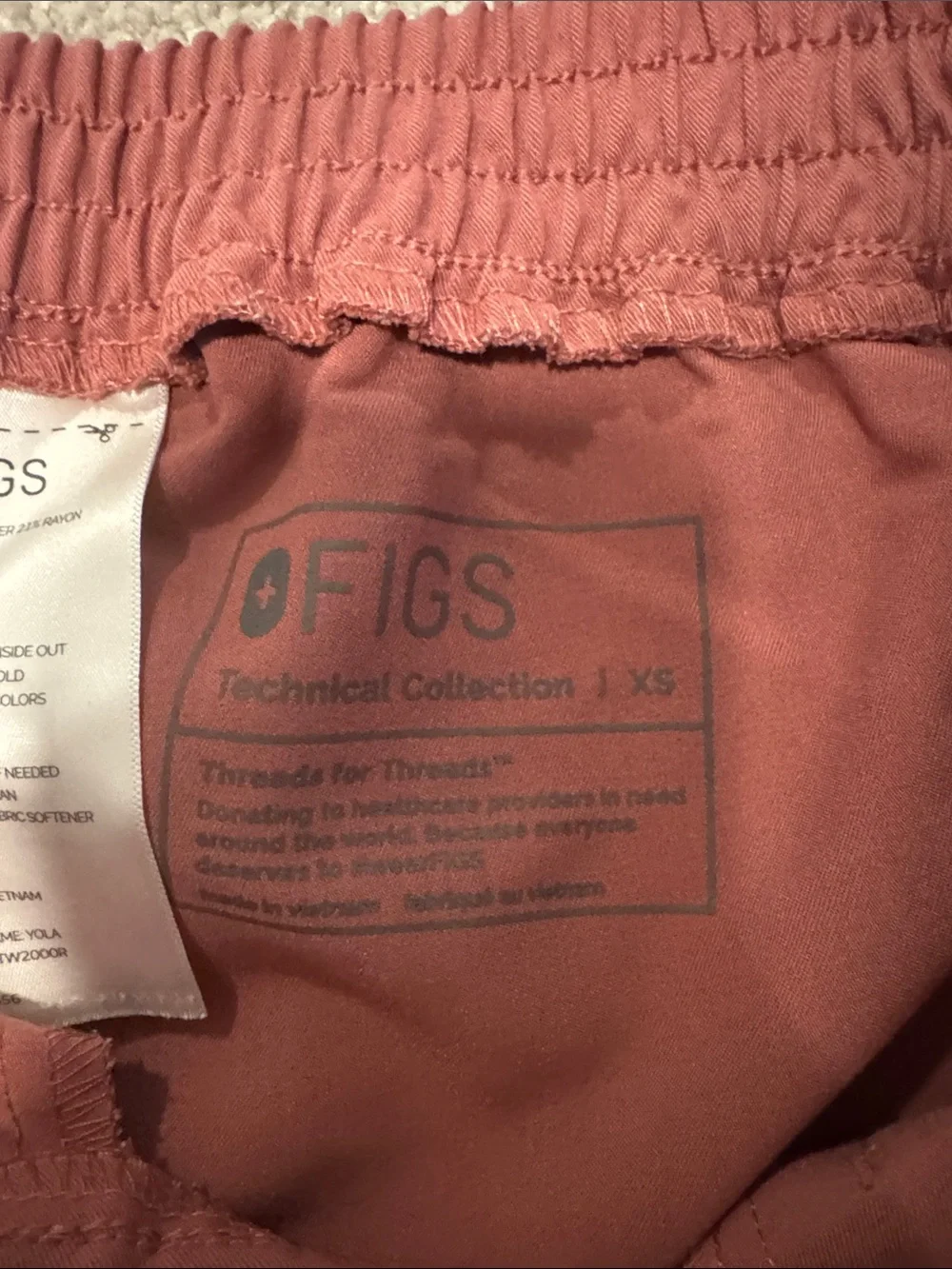 Figs Women's V-Neck Scrub Set in pink/ mauve
